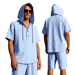 Dettaglio completo completo da uomo in lino blu con cappuccio e pantaloncini stile casual.