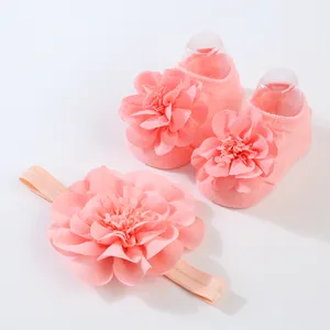 Adorable conjunto de calcetines y diadema rosa para bebé con grandes flores de gasa
