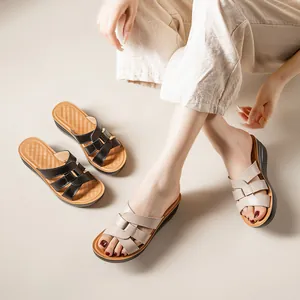 Sandales compensées confortables en cuir pour femmes avec brides croisées et semelles