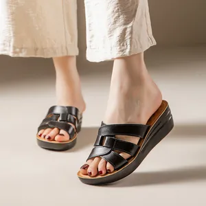 Mules compensées élégantes en cuir de vachette noir avec brides croisées pour femmes
