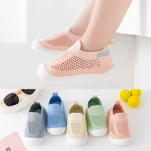 Atmungsaktive Netz-Lauflernschuhe für Kinder mit weichen Sohlen in Pastellfarben.