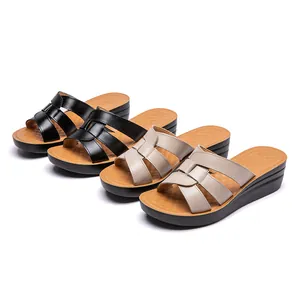Sandales compensées confortables pour femmes en cuir noir et beige.