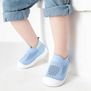 Atmungsaktive hellblaue Mesh-Lauflernschuhe für Kleinkinder mit einer weichen Sohle