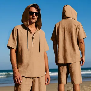 Vista fronte e retro del set da spiaggia in lino da uomo con camicia con cappuccio e pantaloncini