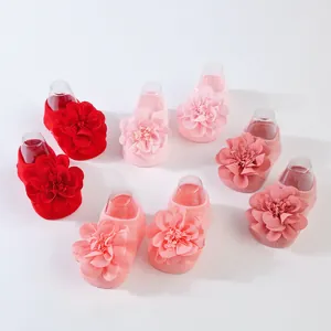 Calcetines para bebé con flores grandes de gasa en varios tonos rosa y rojo
