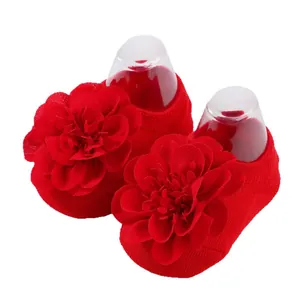 Calcetines rojos para bebé con elegantes decoraciones de flores de gasa grandes para infantes.