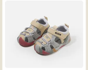 Sandalias para niños pequeños en gris y beige con malla transpirable y suela de goma