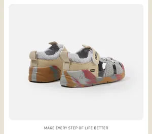 Vista trasera de sandalias cómodas de malla para niños con suelas antideslizanti coloridas.