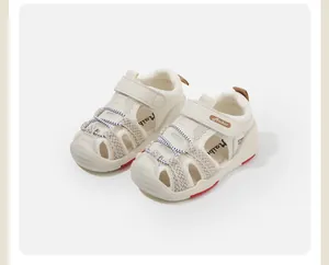 Vista detallada de las sandalias de verano Maibux blanco crema para niños con suelas antideslizantes