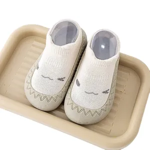 Antislip babyslofjes met zachte rubberen zool en schattig gebreid lachpatroon