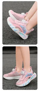 Vista dettagliata di sneakers per bambini in mesh traspirante rosa con lacci a rotella