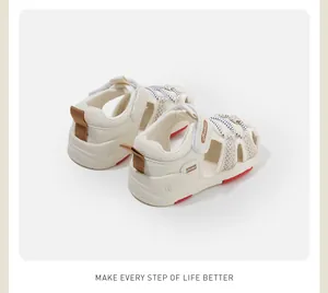Vista trasera de sandalias beige para niños pequeños con cierre de velcro y suela roja suave