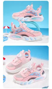 Vista dettagliata dei sandali sportivi rosa per bambini con sistema di chiusura a rotella