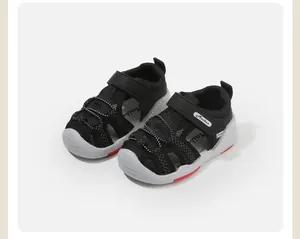 Detalle de sandalias transpirables Maibux para niños con malla y cierre de velcro