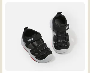 Detalle de sandalias infantiles de malla negra transpirable con suelas blancas y rojas