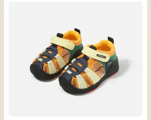 Sandalias deportivas infantiles de colores con malla transpirable y puntera cerrada.