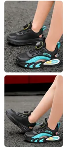 Dettaglio di sandali sportivi traspiranti per bambini con design in mesh nero e turchese