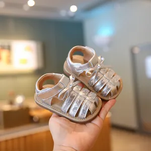 Elegante zilveren babysandalen voor meisjes met strik en pailletten, zachte zool.