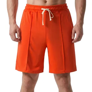 Vista frontal de pantalones cortos deportivos naranja brillante para hombre con cordón