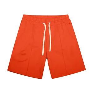Vista detallada de los pantalones cortos deportivos naranjas con textura de canalé