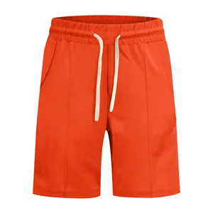 Vista detallada de los pantalones cortos deportivos casuales naranjas para hombre
