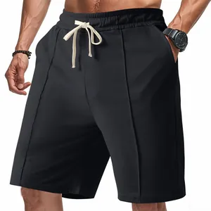 Primer plano de pantalones cortos deportivos negros para hombre con textura de canalé.