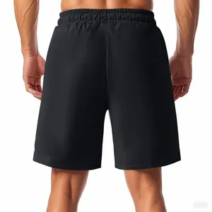 Vista posterior de pantalones cortos deportivos negros de secado rápido para hombre