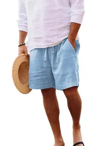 Pantaloncini da spiaggia estivi da uomo in lino celeste con elastico in vita e cordino.