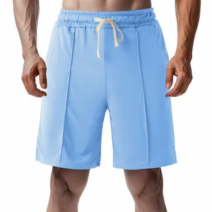 Vista frontal de pantalones cortos informales celestes para hombre con textura de pliegues.
