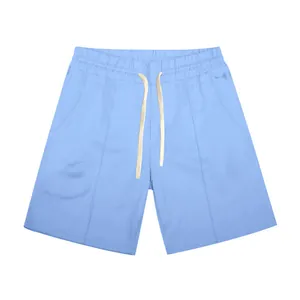 Vista frontal de pantalones cortos casuales azul claro de secado rápido para hombre