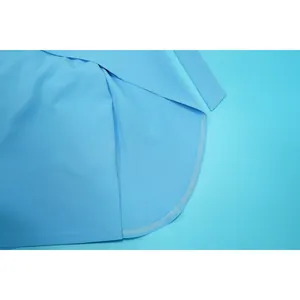 Μακροεντολή λεπτομέρεια του καμπυλωτού στριφώματος μιας γαλάζιας αμάνικης ολόσωμης φόρμας.