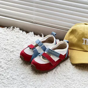 Detailweergave van de ademende mesh en rode suède sneakers voor kinderen