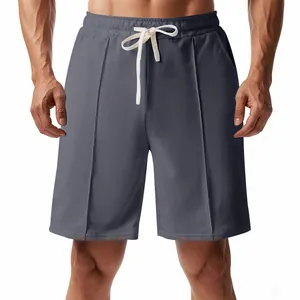 Detalle frontal de pantalones cortos deportivos informales acanalados gris oscuro
