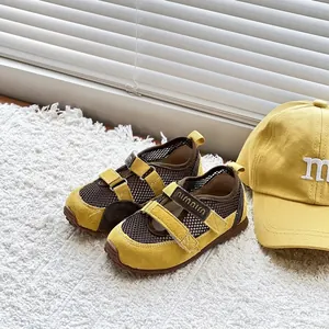 Gedetailleerd zicht op gele ademende mesh-ballettrainers voor kinderen op een wit tapijt