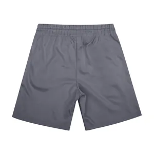 Vista posterior de pantalones cortos deportivos casuales de secado rápido para hombre.