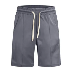 Vista detallada de pantalones cortos casuales grises de secado rápido con cordón.
