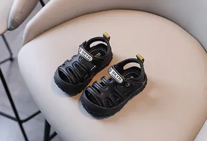 Vue détaillée de sandales noires pour bébé avec semelles antidérapantes et souples