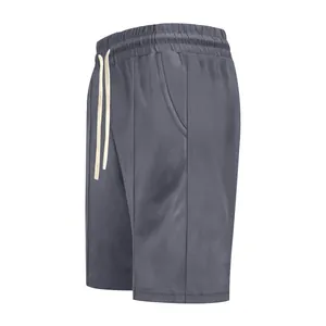 Vista lateral de pantalones cortos casuales grises de secado rápido con cordón para hombre.