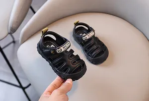 Gros plan détaillé sur des sandales noires pour bébés garçons avec fermeture velcro
