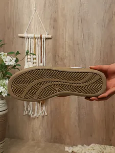 Vue détaillée de la semelle en caoutchouc antidérapante des baskets rétro GAT.