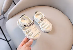 Vue détaillée de sandales blanches fermées pour bébés avec des semelles souples.