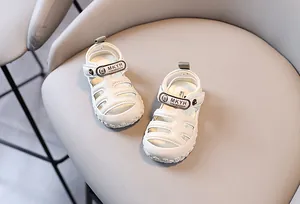 Sandales blanches pour bébé à bout fermé avec semelles souples et sangles velcro réglables