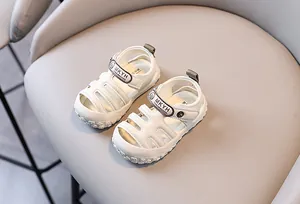Sandales bébé blanches fermées avec semelles souples antidérapantes pour chaussures de marche