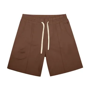 Vista frontal de los pantalones cortos deportivos casuales de canalé marrón para hombre