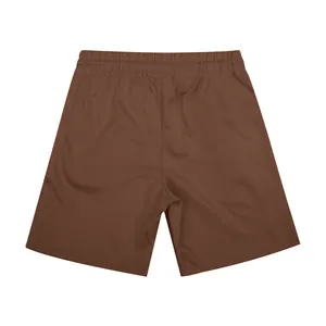 Vista posterior detallada de pantalones cortos marrones para hombre con textura