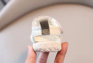 Vue arrière de la sandale blanche pour bébé avec languette et semelle antidérapante