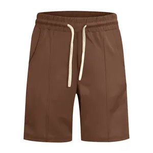 Vista detallada de pantalones cortos de ocio acanalados marrones de secado rápido para hombre