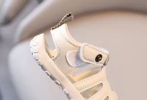 Détail du talon de la sandale blanche pour tout-petit avec fermeture auto-agrippante