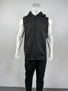 Ärmellose Herren-Kapuzenweste mit Reißverschluss in Schwarz auf einem Mannequin.