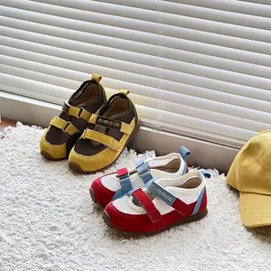 Ademende mesh sneakers voor kinderen in balletstijl, gele en rode paren op een tapijt